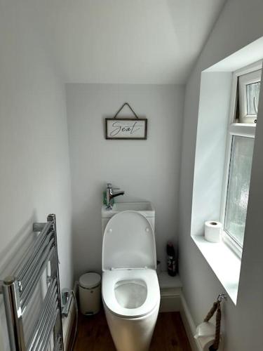 Un baño de A Cosy Flat With A Dales View