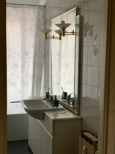 un baño con lavabo y espejo en GRAZIOSO MONOLOCALE OSTIA ROMA, en Lido di Ostia