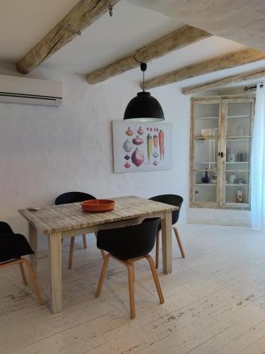 une salle à manger avec une table et des chaises en bois dans l'établissement Pra Marri, à Malemort-du-Comtat
