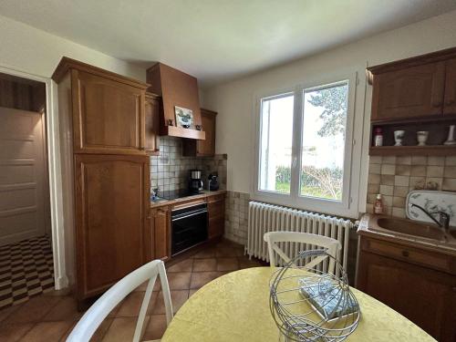 une cuisine avec une table et une fenêtre dans l'établissement Maison climatisée 3 chambres avec terrasse, grand terrain et accès rivière, proche Vallon Pont d'Arc - FR-1-382-118, à Vallon-Pont-dʼArc