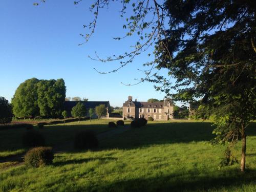 une vieille maison au milieu d'un champ dans l'établissement Domaine de la Motte-Basse, à Le Gouray