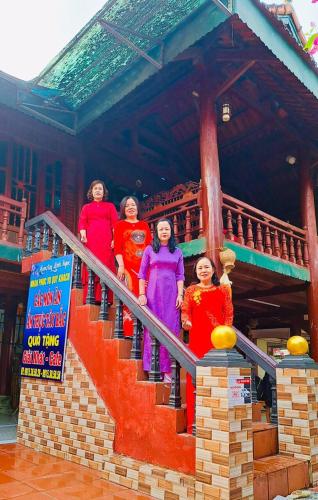 un grupo de mujeres de pie en una escalera en Homestay Minh Ngọc en Diện Biên Phủ