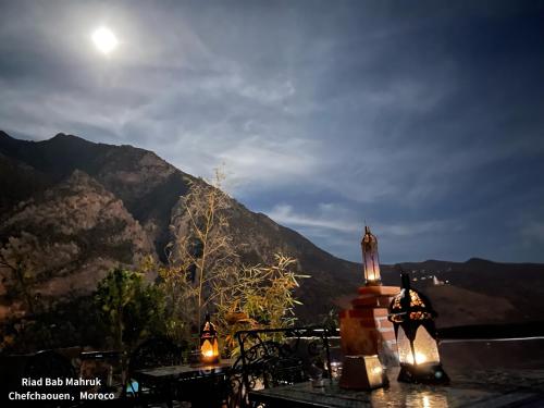 una vista notturna su una montagna con luci di Riad Bab Mahruk a Chefchaouen