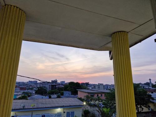 vistas a la ciudad desde un edificio con dos columnas en Association LES PYRAMIDES GABON en Libreville