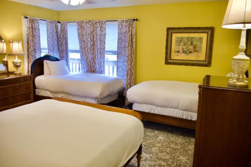 a hotel room with two beds and a window at Yosemite Bug Rustic Mountain Resort in Midpines
