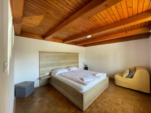 - une chambre avec un lit et un plafond en bois dans l'établissement Kmetija Tomažič vinska klet - winery, à Vipava