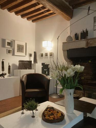un salon avec une table et un vase de fleurs dans l'établissement l'atelier expo du Grand Island, à Grand Island