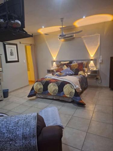 Postel nebo postele na pokoji v ubytování SMAPERS GUESTHOUSE