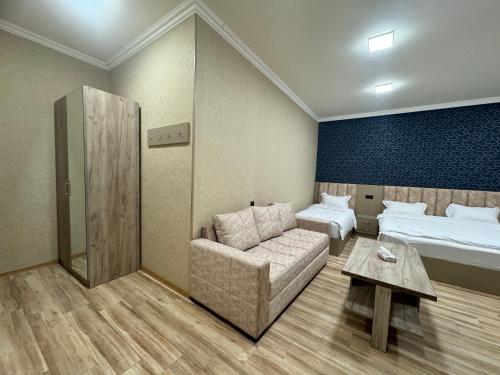 Postel nebo postele na pokoji v ubytování VARDANANTS HOTEL Meghri