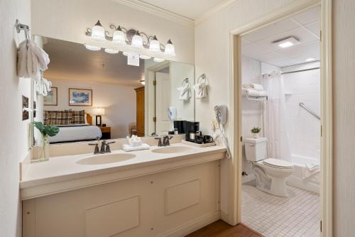 La salle de bains est pourvue d'un lavabo, de toilettes et d'un miroir. dans l'établissement Sea Pines Golf Resort, à Los Osos