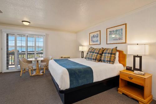 1 dormitorio con cama, mesa y ventana en Sea Pines Golf Resort, en Los Osos