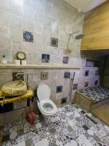 een badkamer met een wit toilet in een kamer bij Cozy Tamraght 1 Bedroom apartement in Tamraght Ouzdar