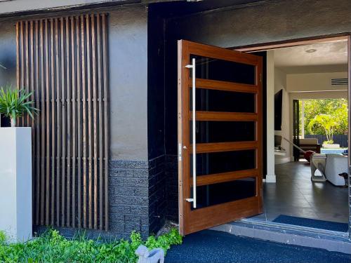 Fotografie z fotogalerie ubytování Casa Olan - Luxury Family Oasis 3BR North Miami Beach Villa with Saltwater Pool & Canal Views v Miami