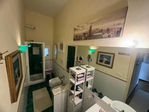 ナポリにあるInterno 12 (140 mq)のバスルーム(トイレ、洗面台付)