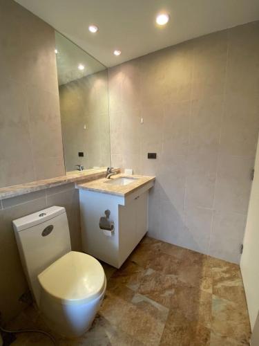 W łazience znajduje się toaleta, umywalka i lustro. w obiekcie Condotel Buri w mieście Ban Na Kok