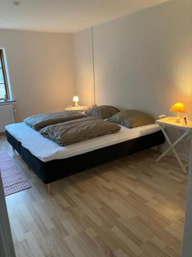 sypialnia z 2 łóżkami i stołem z 2 lampami w obiekcie BnB Schweizerhuset w mieście Ringsted