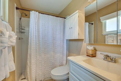 パームデザートにあるPet-Friendly Palm Desert Gem with Golf Course Viewのトイレ、洗面台、シャワー付きのバスルーム