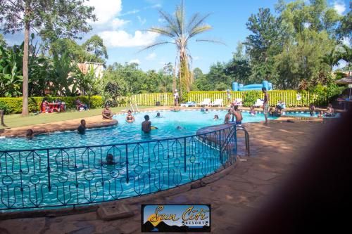 un grupo de personas en una piscina en un parque en Sunciti Resort Sagana 