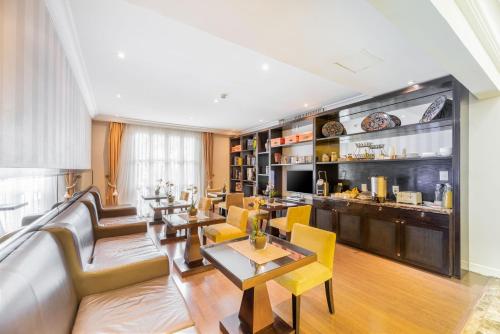 a restaurant with tables and chairs and a bar at Grand Polanco Residencial in Mexico City