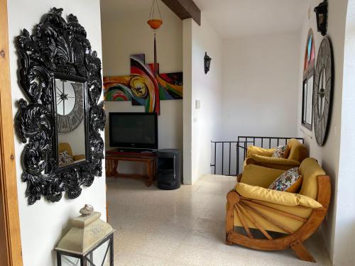 sala de estar con espejo y sofá en Tal Jordan Tranquil Escape en Għarb