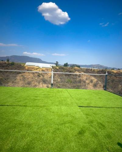 Ixkapada glamping في إكستابان دي لا سال: ملعب كرة قدم بجدار من الطوب وعشب أخضر