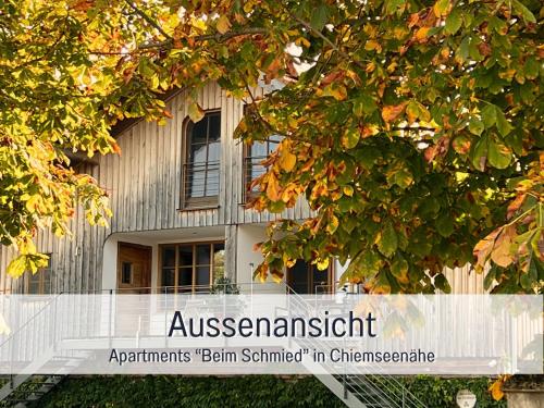 ein Gebäude mit einem Baum davor in der Unterkunft Ferienappartment "Beim Schmied" in Chiemseenähe in Traunreut