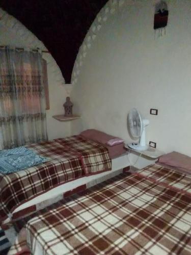 a bedroom with two beds in a room at oasis panorama in Bawiti