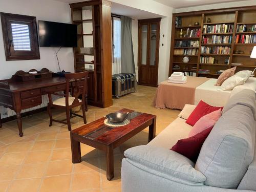 sala de estar con sofá y escritorio en Apartamentos Turisticos La vida de antes, en Consuegra
