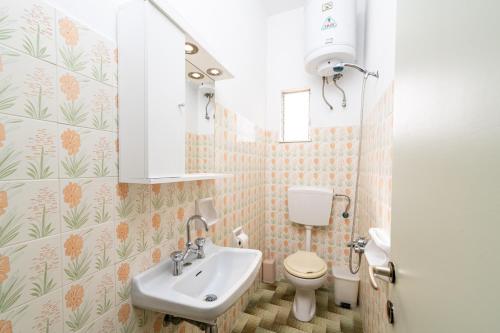 uma casa de banho com um lavatório e um WC em Sainis Rooms em Selianitika