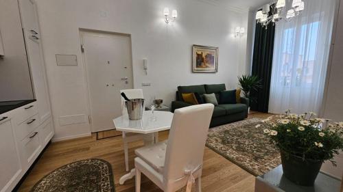 Val's Vatican Wall Apartment photo 5