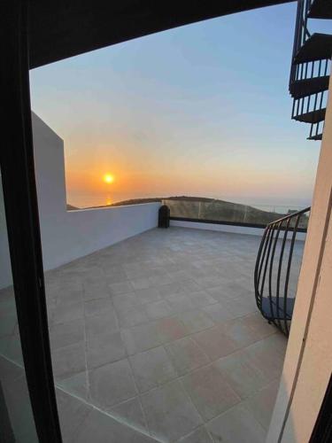 a view of the sunset from the balcony of a house at Ezz’Dar HOME II in Asilah