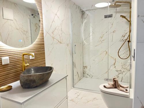ein Badezimmer mit einem Waschbecken und einer Dusche in der Unterkunft Haus Shiralee - Das Ferienhaus Warnemünde in Warnemünde