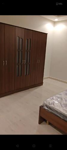 En eller flere senger på et rom på حي المطار Community Single Apartment