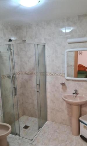 een badkamer met een douche en een wastafel bij Hospedería municipal la cultural in Saucelle