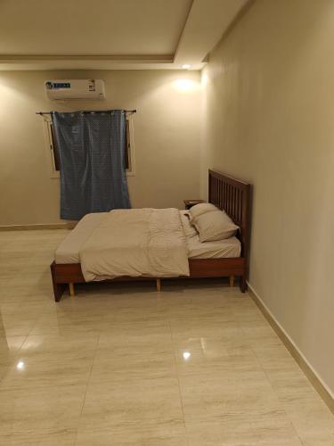 1 dormitorio con 1 cama en la esquina de una habitación en حي المطار Community Single Apartment en Riad