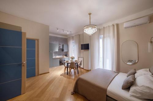 Un dormitorio con una cama y una mesa. en Sea Pearl Luxury Rooms, en La Spezia