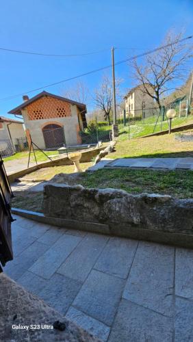 a park with a bench and a building at Galbanera turismo in Albavilla