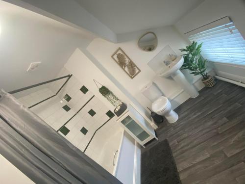 een witte badkamer met een trap en een toilet bij The Penthouse at Percy House Pet Friendly 2 Bedroom Apartment in Porthcawl Sleeps 4 people Located in the town centre in Porthcawl