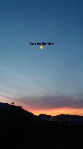 ein Himmel mit einem Zitat für die Aussicht in der Unterkunft Villa Endrit in Berat