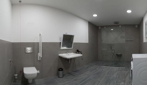 Buchenberg的住宿－Moderne-barrierefreie-Ferienwohnung，一间带水槽和卫生间的浴室