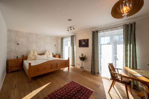 ein Schlafzimmer mit einem Bett und einem großen Fenster in der Unterkunft Bauern-Ferienhaus im Allgäu in Buchenberg