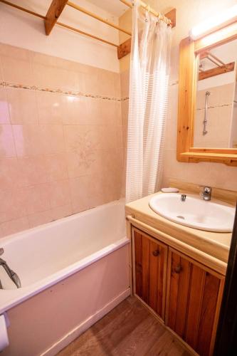 La salle de bains est pourvue d'une baignoire, d'un lavabo et d'une baignoire. dans l'établissement Résidence Les Portes De La Vanoise - LES PORTES DE LA VANOISE - SB312A MAE-3202, à Villarodin-Bourget