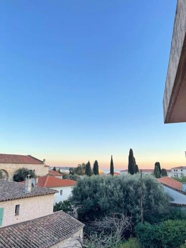 une vue d'une ville avec des arbres et des bâtiments dans l'établissement T2 tout confort proche plage, à Antibes