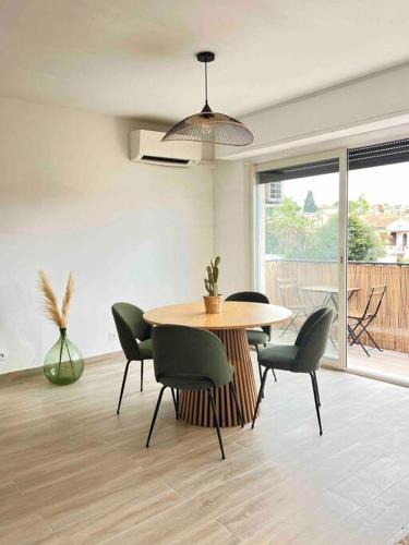 une salle à manger avec une table et des chaises dans l'établissement T2 tout confort proche plage, à Antibes