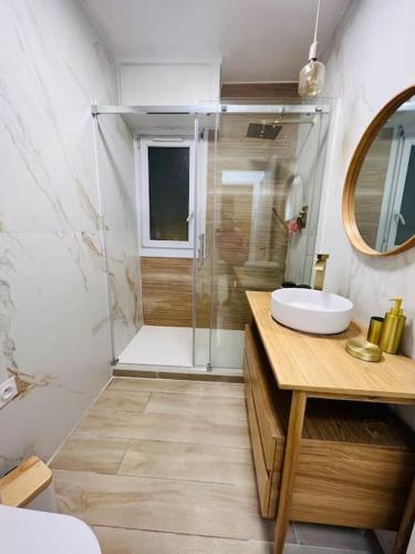 une salle de bain avec douche et lavabo dans l'établissement T2 tout confort proche plage, à Antibes