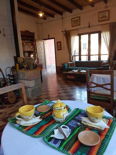 una mesa con platos y cuencos encima en La Paleta del Pintor Hosteria en Maimará