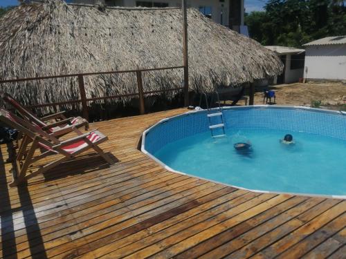 dos personas nadando en una piscina en una terraza en Islafuerteparadise, en Puerto Limón