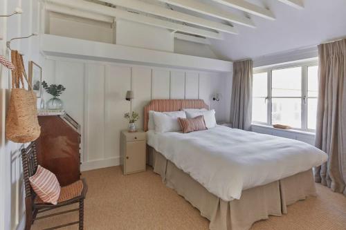 ein Schlafzimmer mit einem großen weißen Bett und einem Fenster in der Unterkunft Spindrift 30 seconds to the beach in Deal