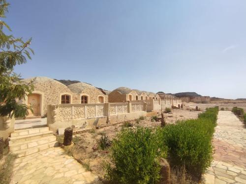 - Vistas a las ruinas de un edificio en oasis panorama, en Mandīshah