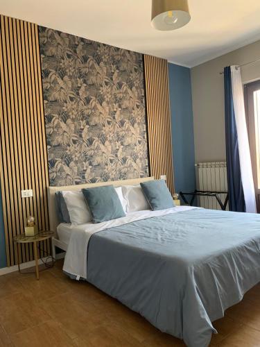 una camera da letto con un letto grande con una parete di CentruMassimo Apartment a Palermo